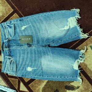 Risen knee length shorts with distressing.